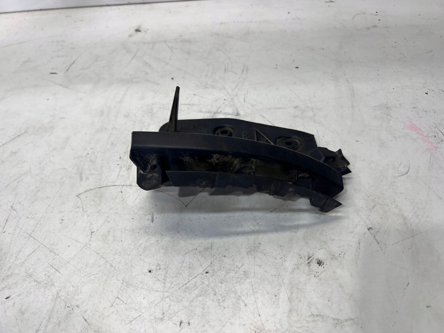support bracket holder of a bumper left rear part AUDI A3 8P CABRIO 8P7807393