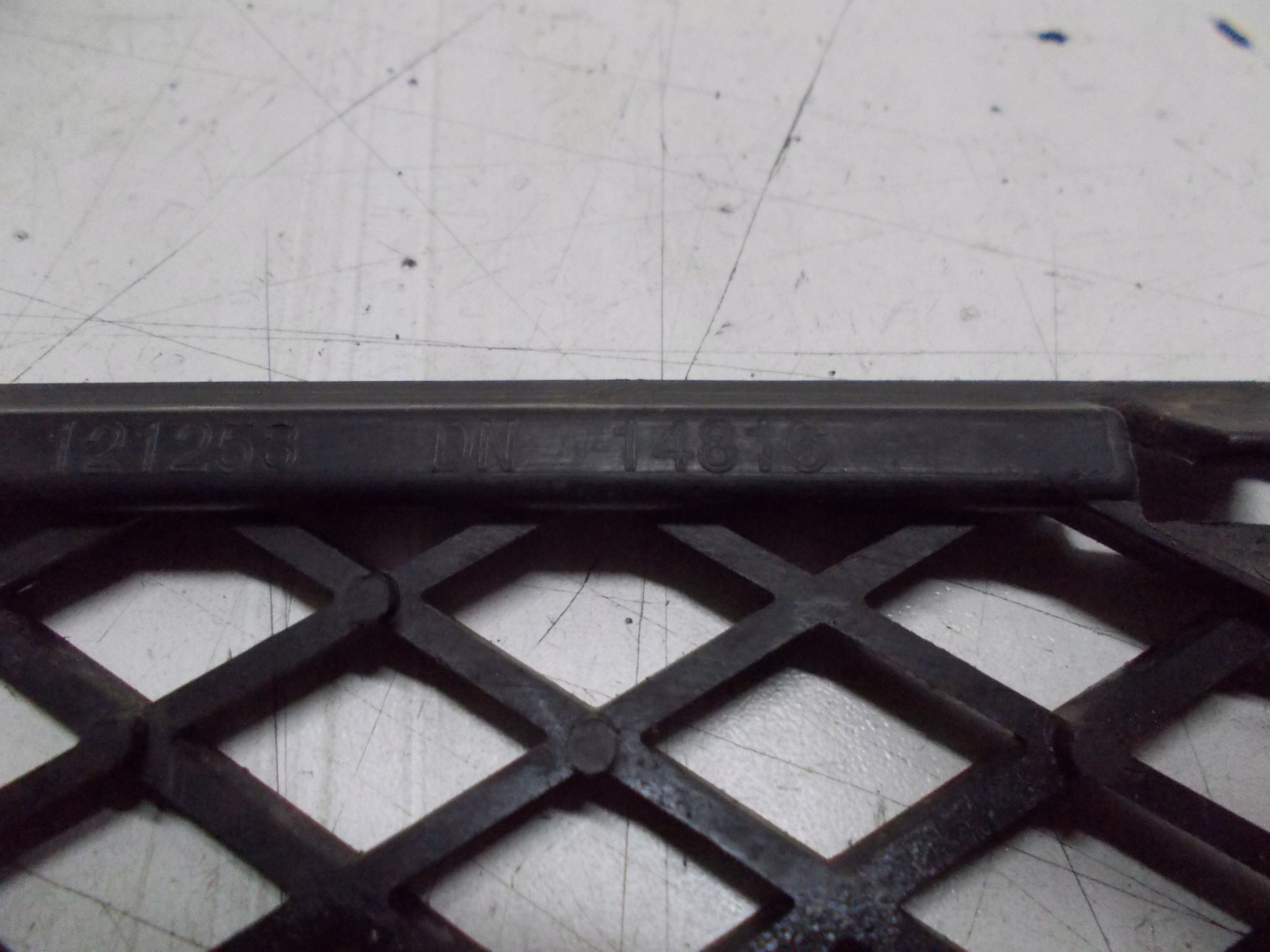 BMW X3 E83 3.0D 08R grid of a bumper front 3416203