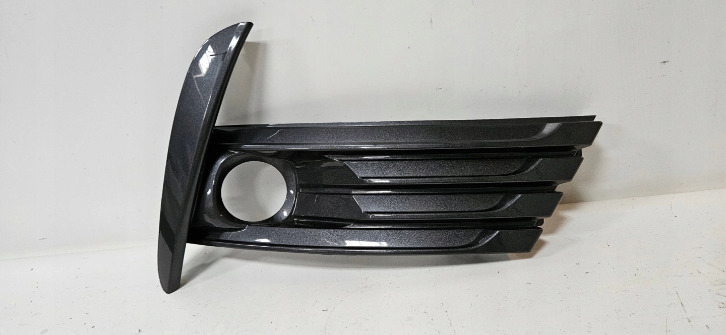 grid of a bumper right TOYOTA COROLLA E16 LIFT ORYG