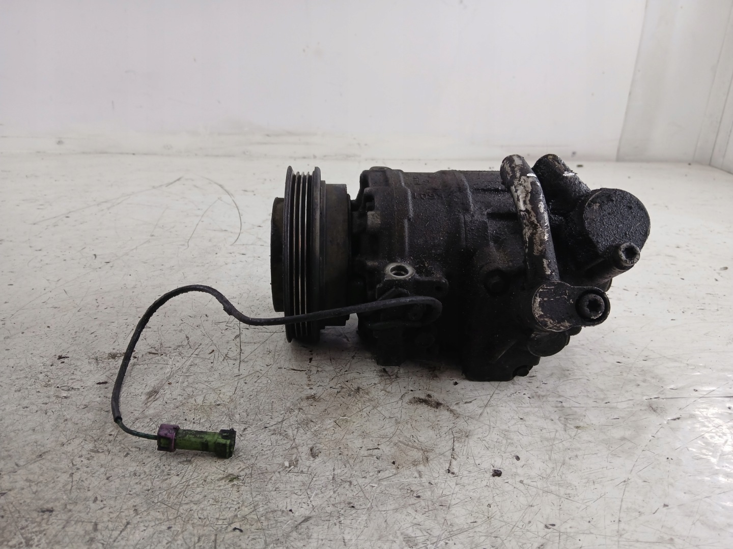 VW PASSAT B5 AUDI A6 C5 compressor compressor; of the air conditioning 8D0260805J