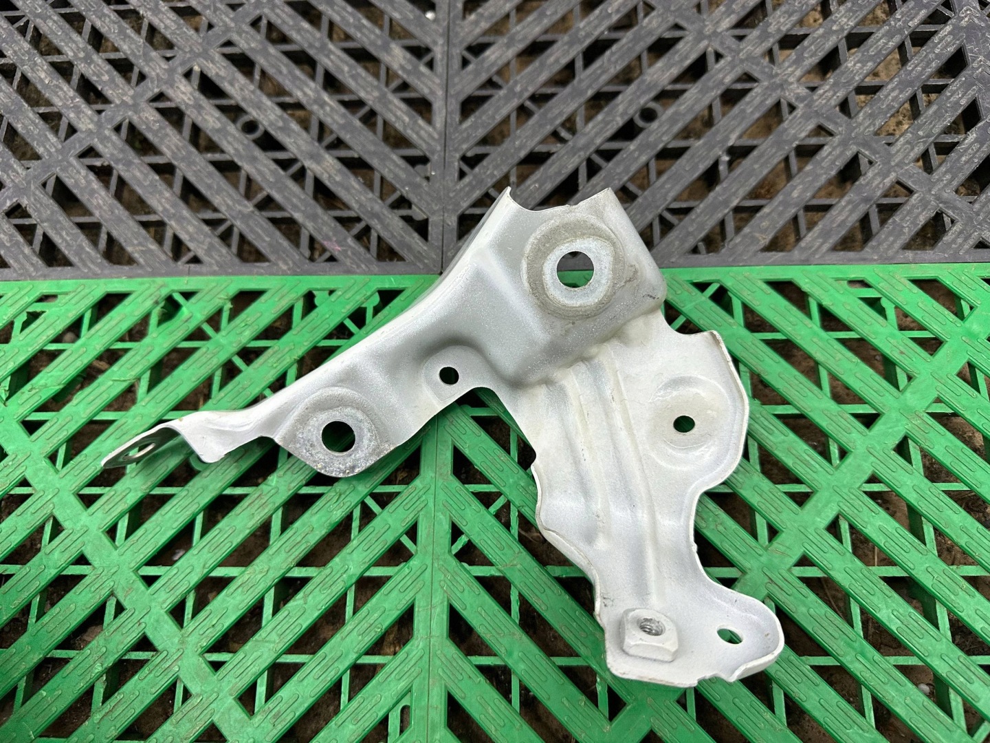 staffa parafango BMW 1 F40 7450388