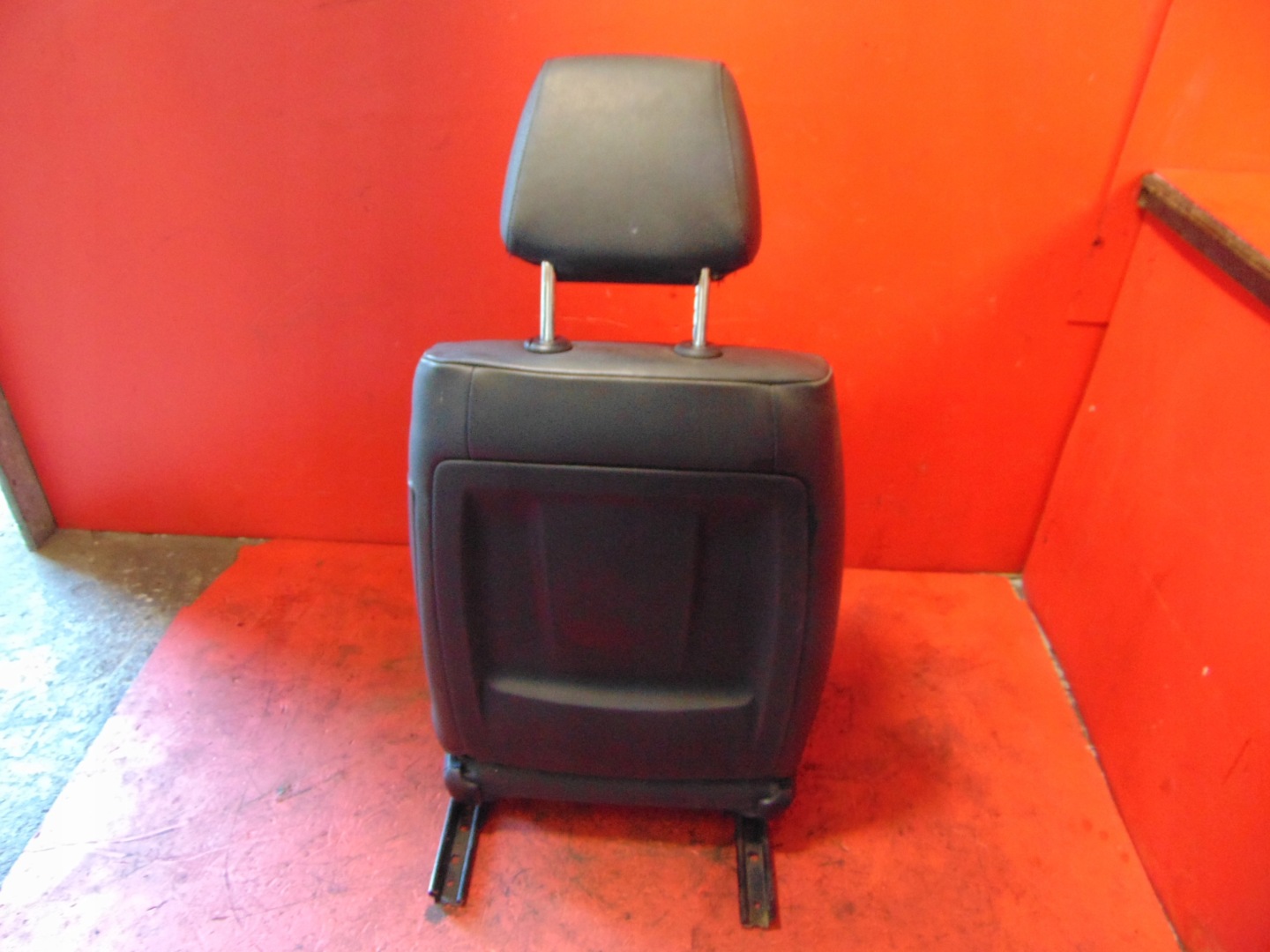 BMW 1 E87 seat driver´s left SKORZANY heated