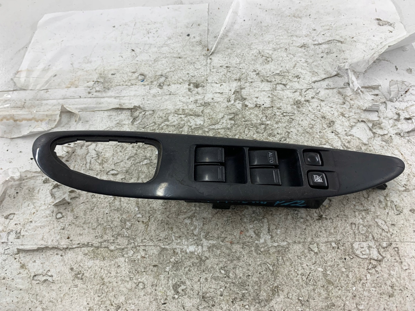 NISSAN PRIMERA P12 PANEL okna levý předek 25401AV640