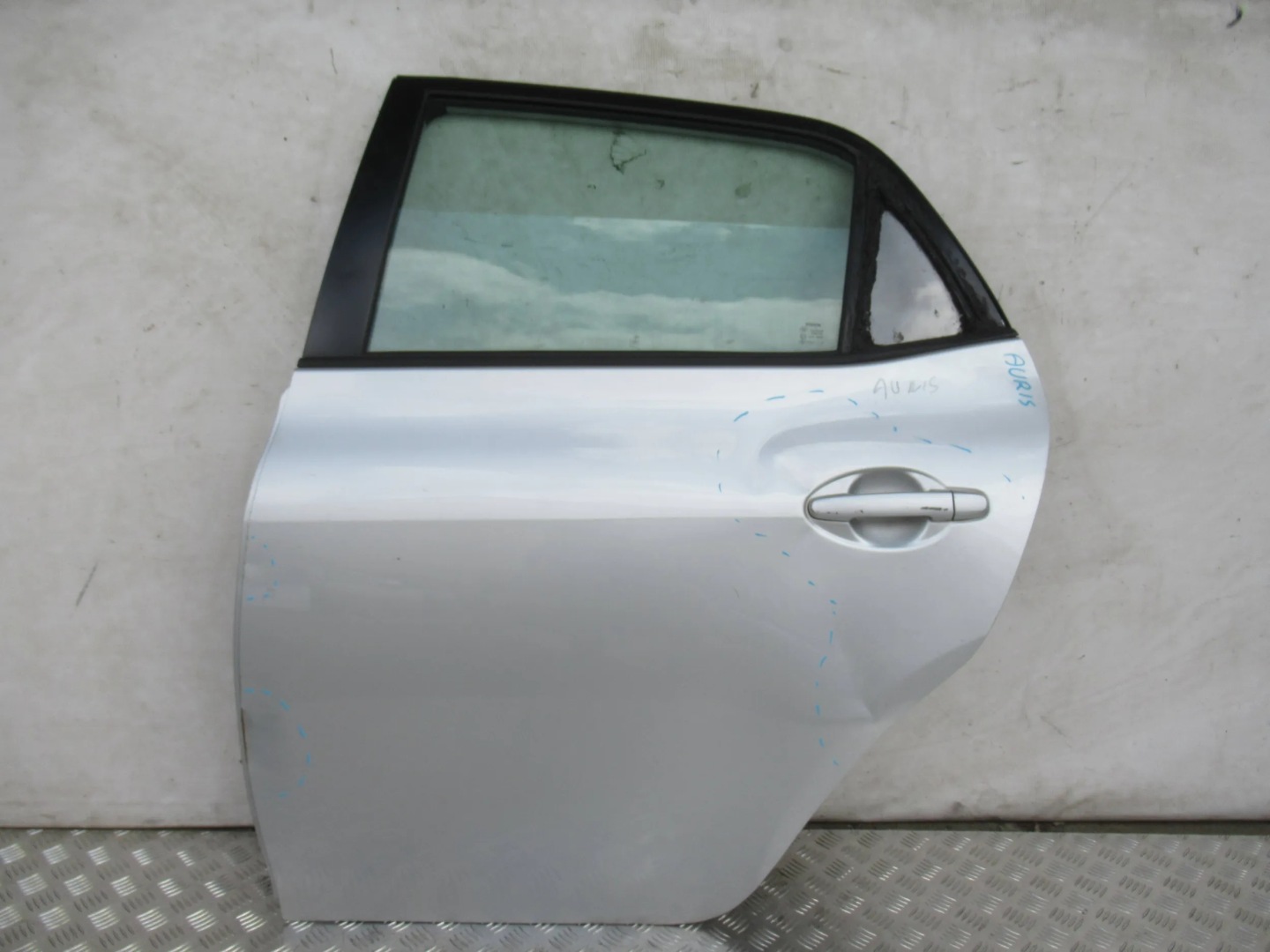 door rear part rear. left TOYOTA AURIS and
