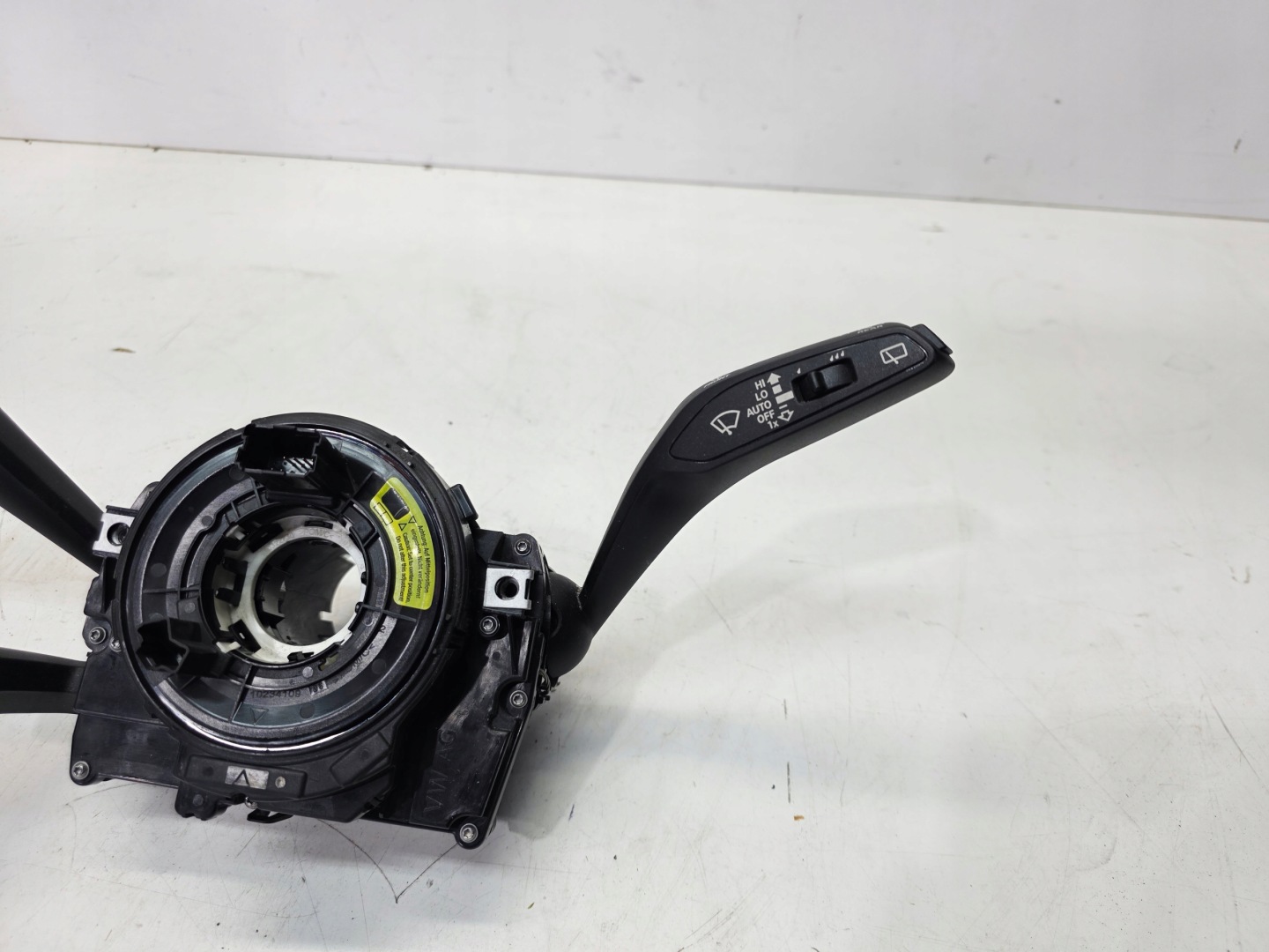 steering wheel levers and controls below AKTYWNY TEMPOMAT AUDI Q5 FY 80A907129CH