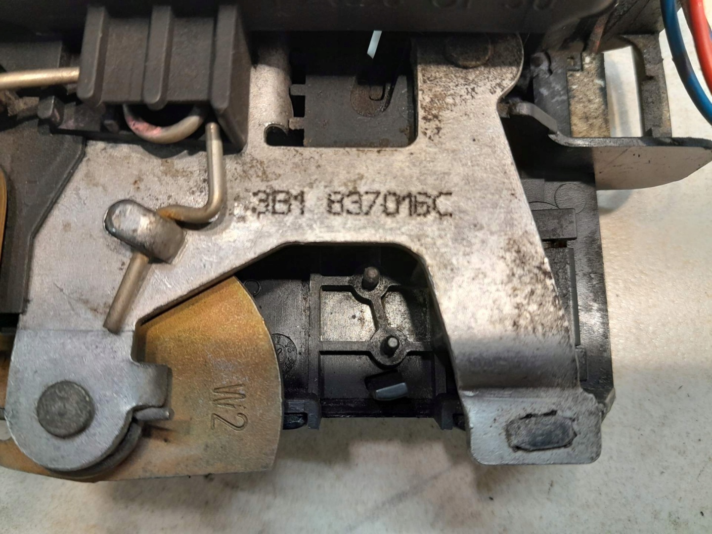 lock door right front OCTAVIA and 3B1837016C