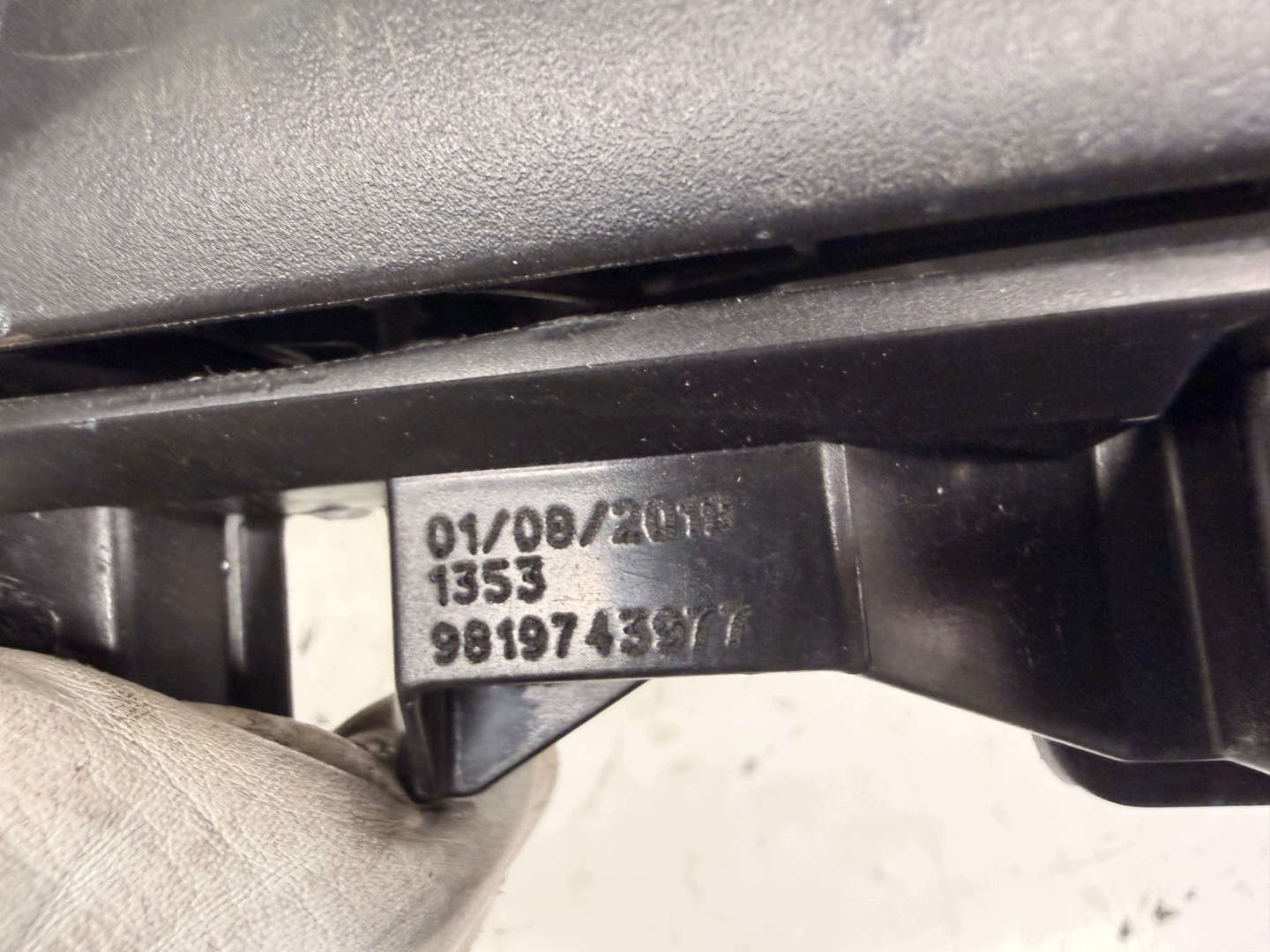 Citroen Berlingo IV lock handle door left front 16943580 9802977380