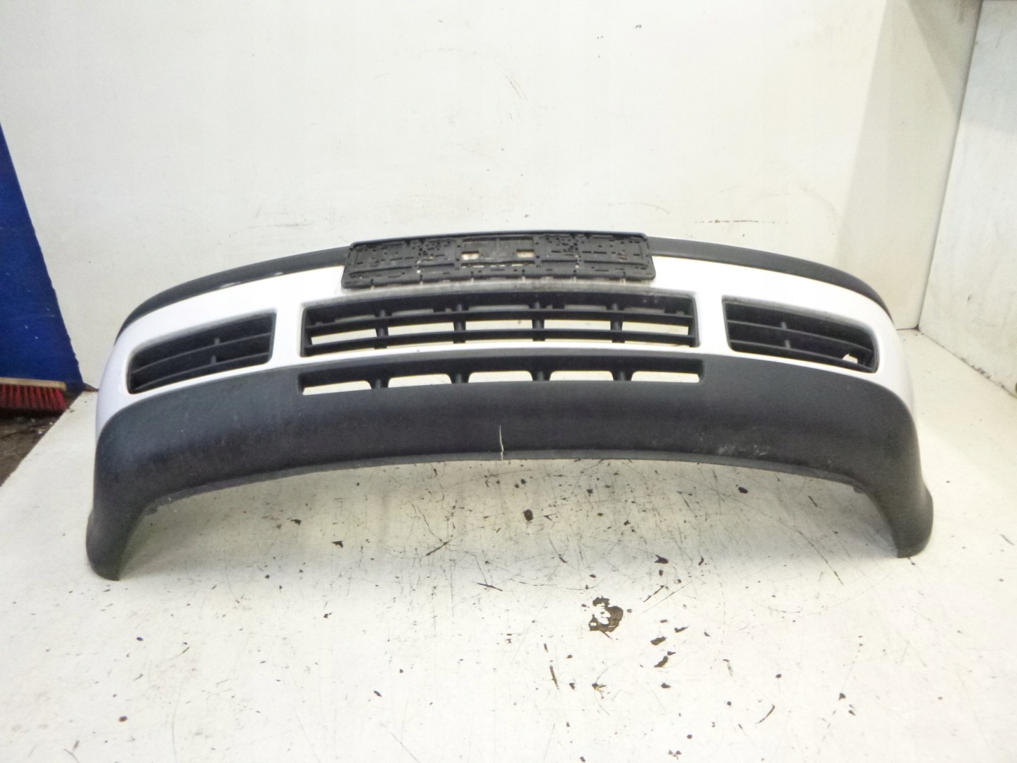 nárazník předek VW Golf IV 4 LB9A bílý 1J0807221 originál 1997–2006