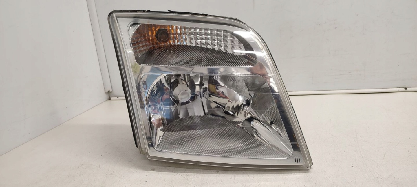 light front front right Ford Transit Connect