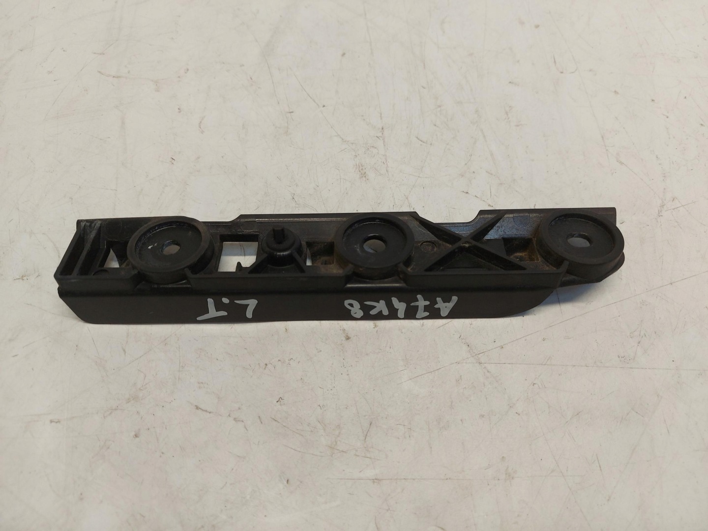Audi A7 II 4K8 4M0 TFSI bumper bracket left
