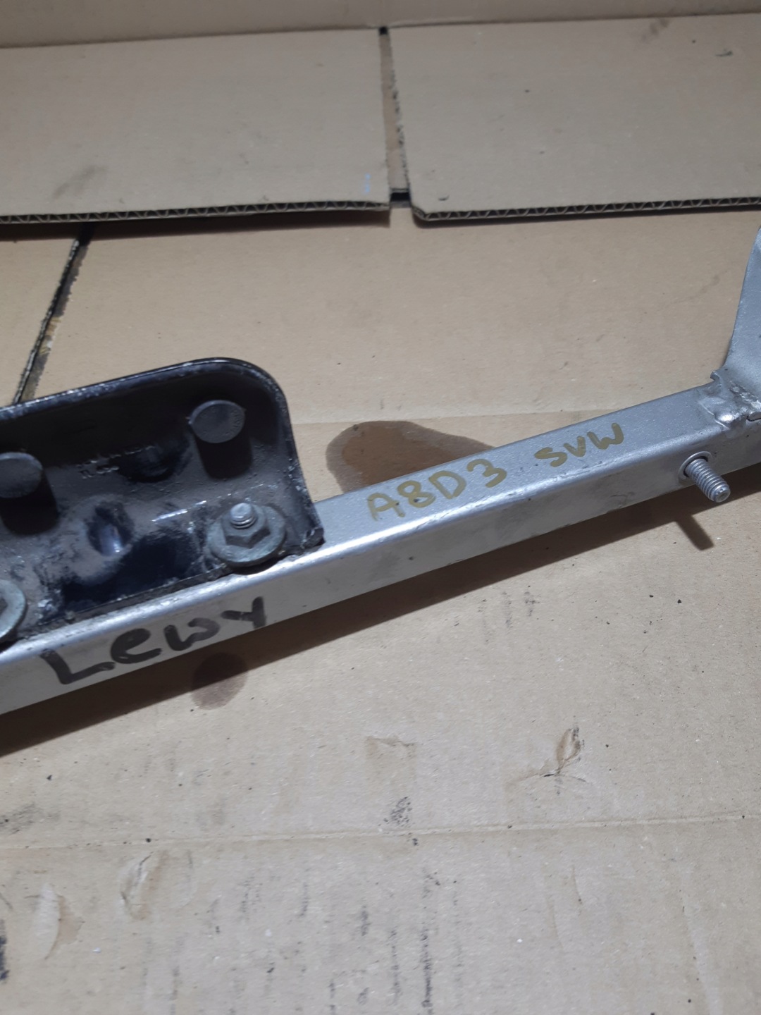 AUDI A8 D3 Stütze Halter des Kotflügels links 4E0805463