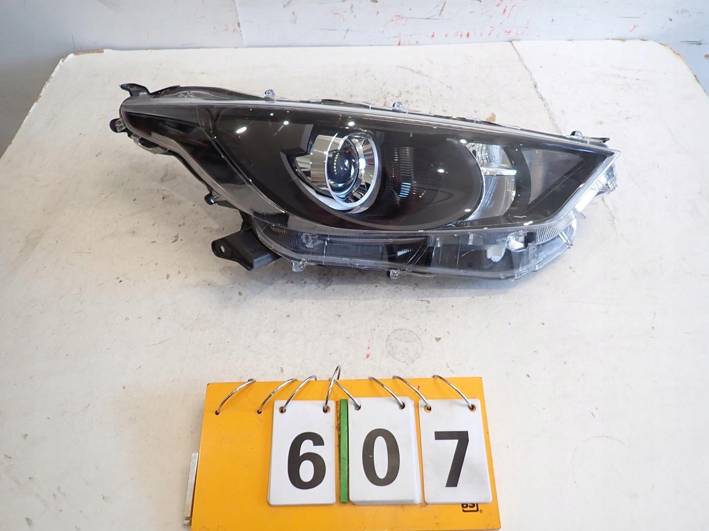 light front front right TOYOTA YARIS IV 2020- 0236288