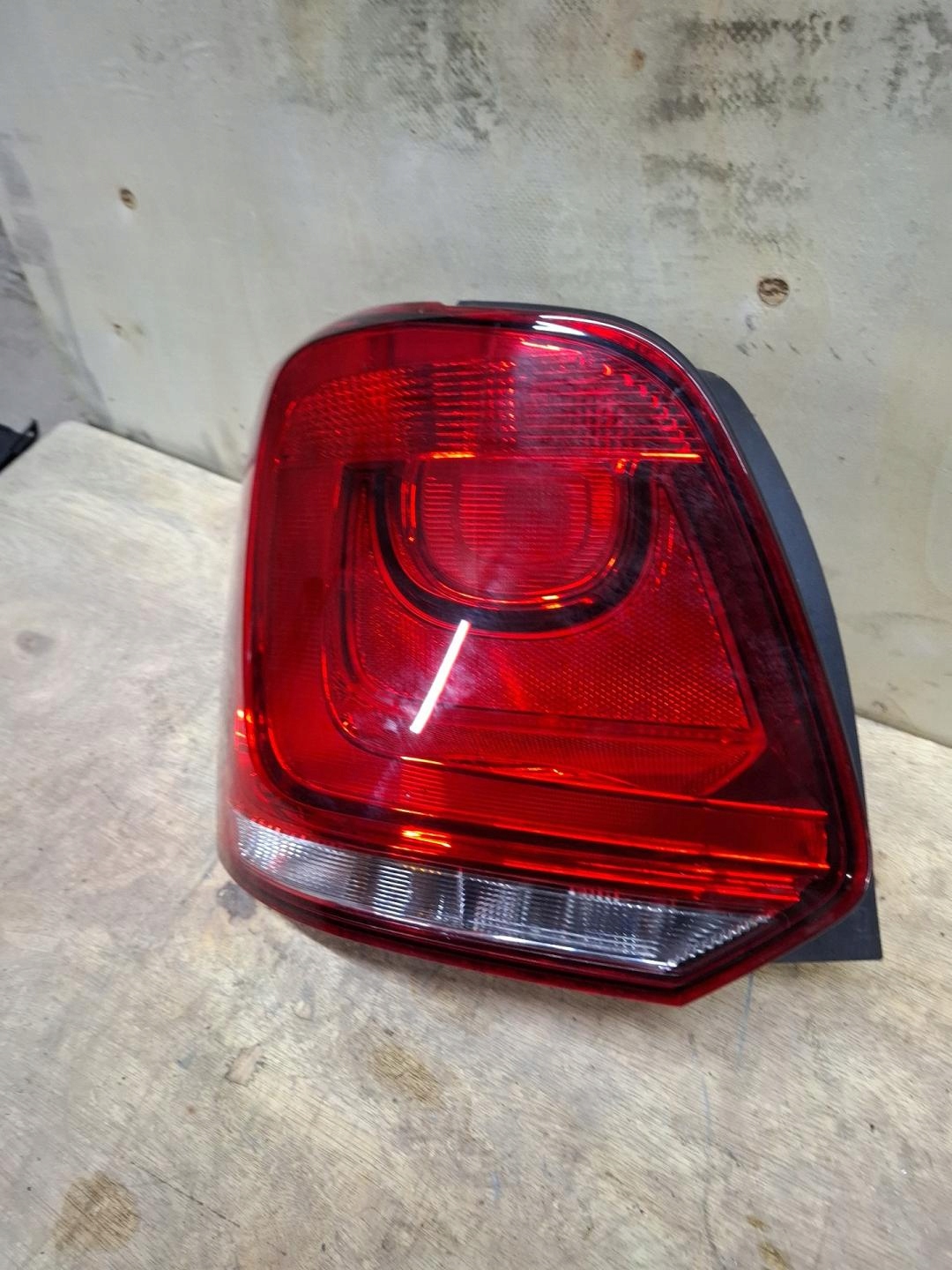 light rear left side Volkswagen CrossPolo 5 2014 6R0945095
