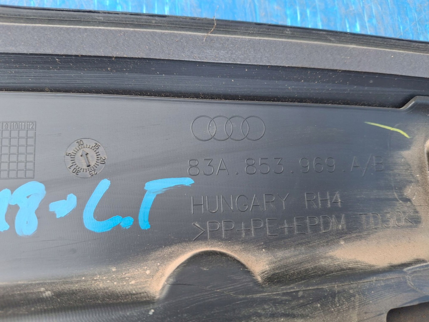 moulding for door left rear. AUDI Q3 II 2018R->
