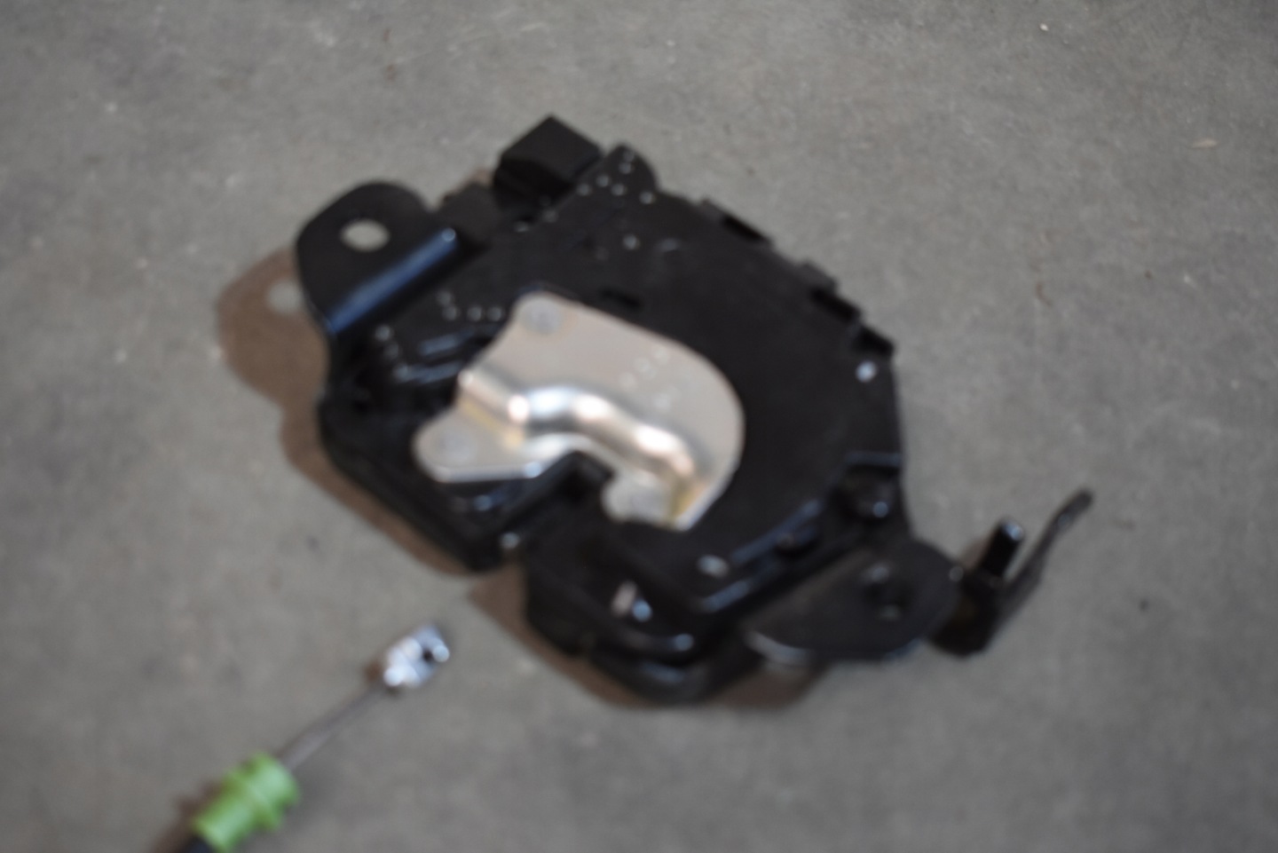 IDEALNY lock DOCIAG bonnet boot BMW G70 1