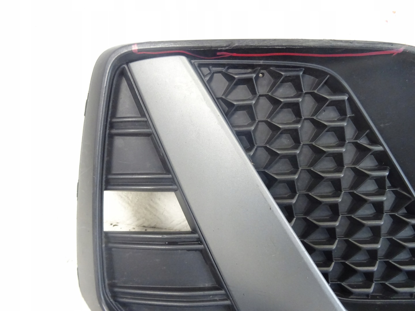mřížka nárazníku pravý předek AUDI A1 II S-LINE 82A807682D