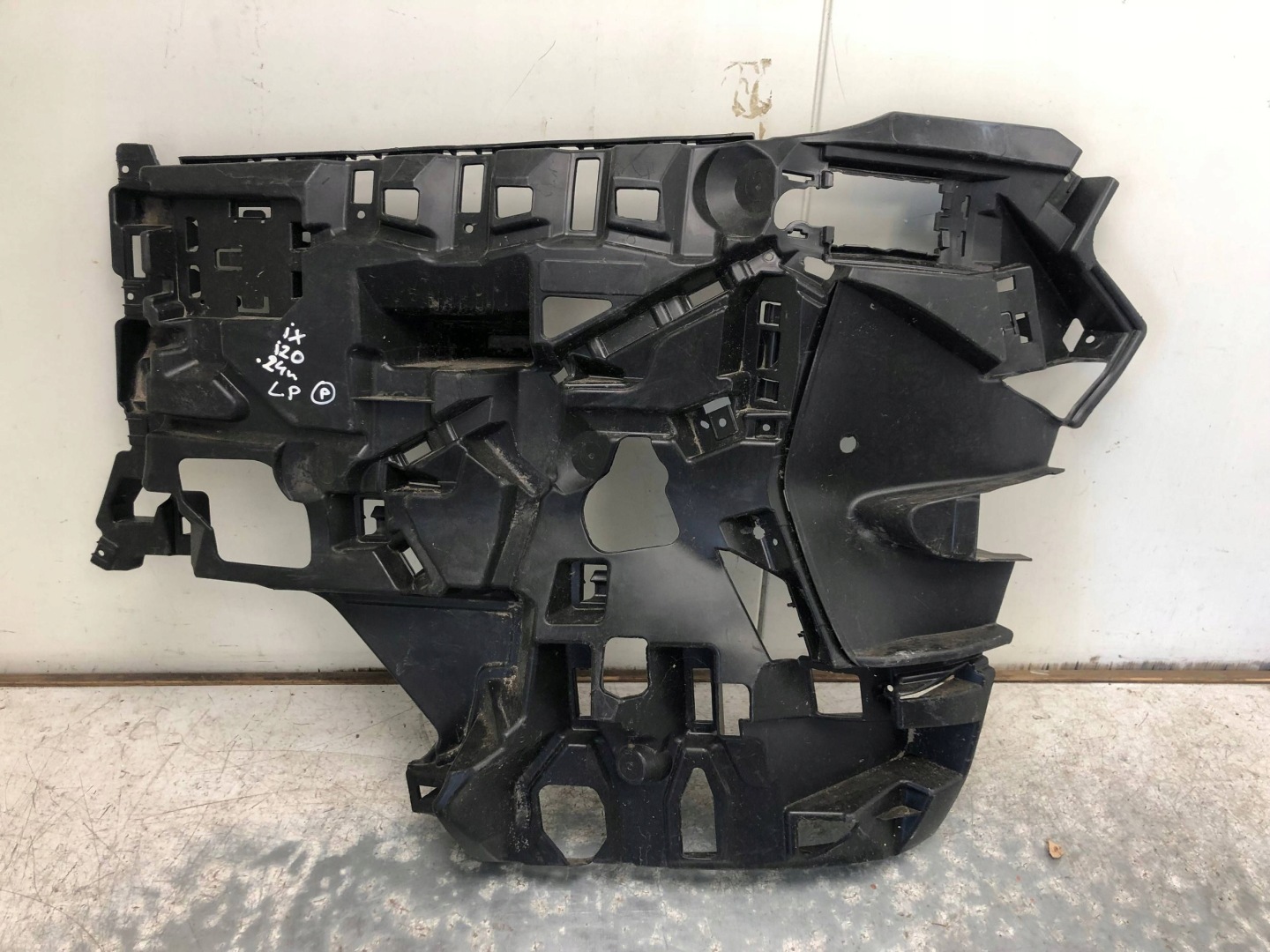 bumper bracket left front BMW IX I20 9879665
