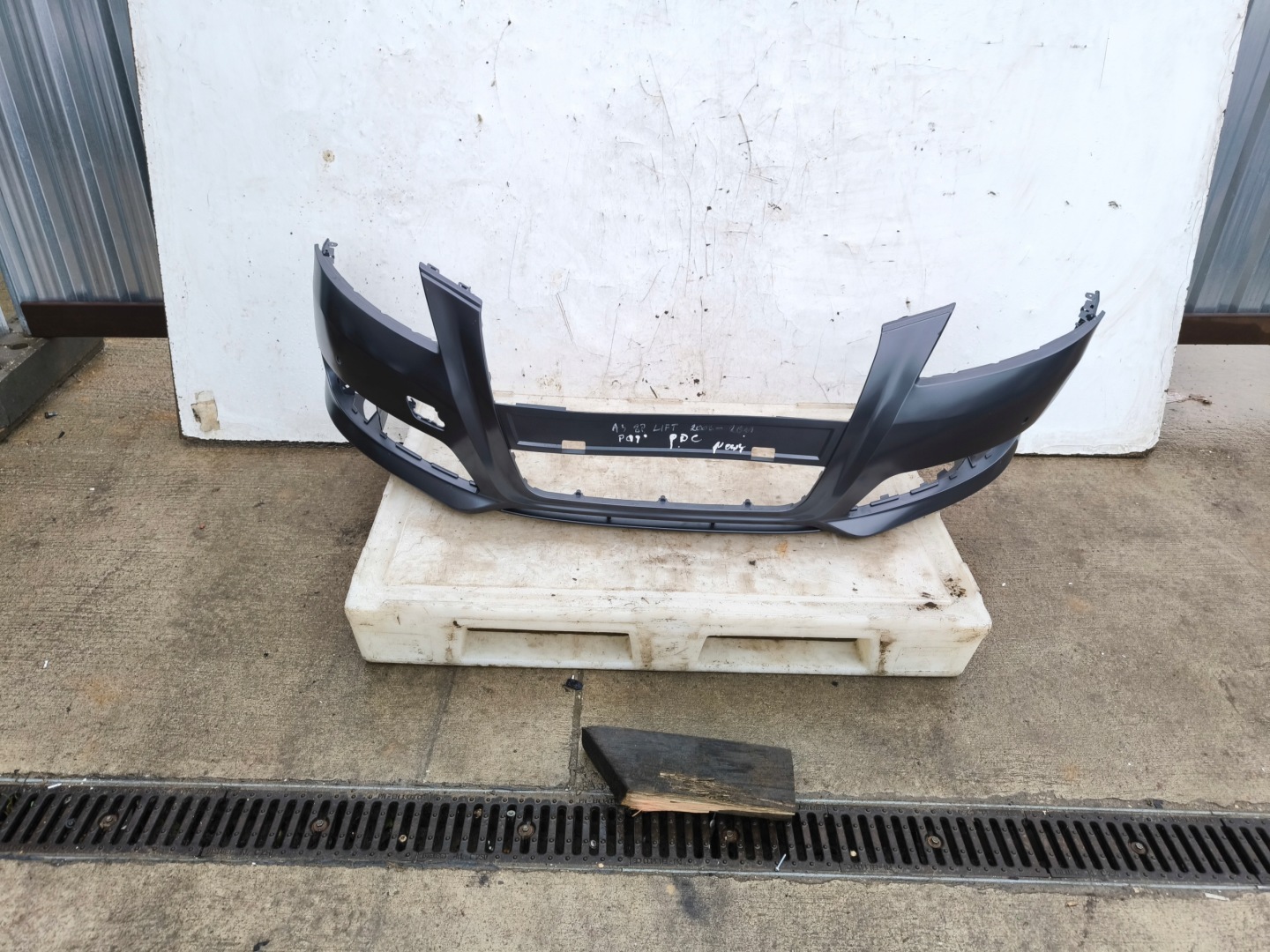bumper front AUDI A3 8P LIFT 2008-2012 PDC ,,new,,