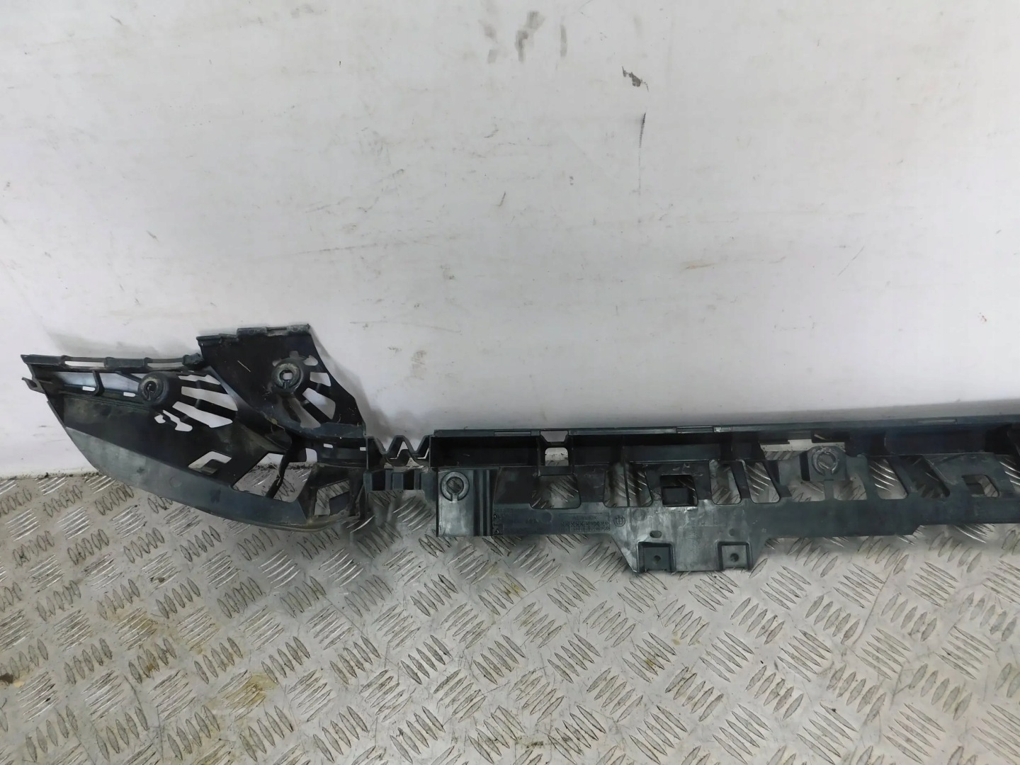 pillar bumper bracket of the rear BMW 1 F20