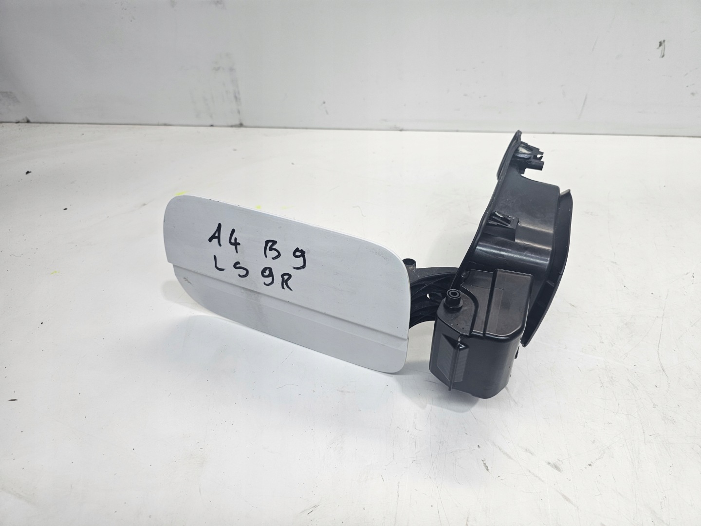 VOLET TRAPPE CARBURANT CARBURANT AUDI A4 B9 8W0809906A LS9R