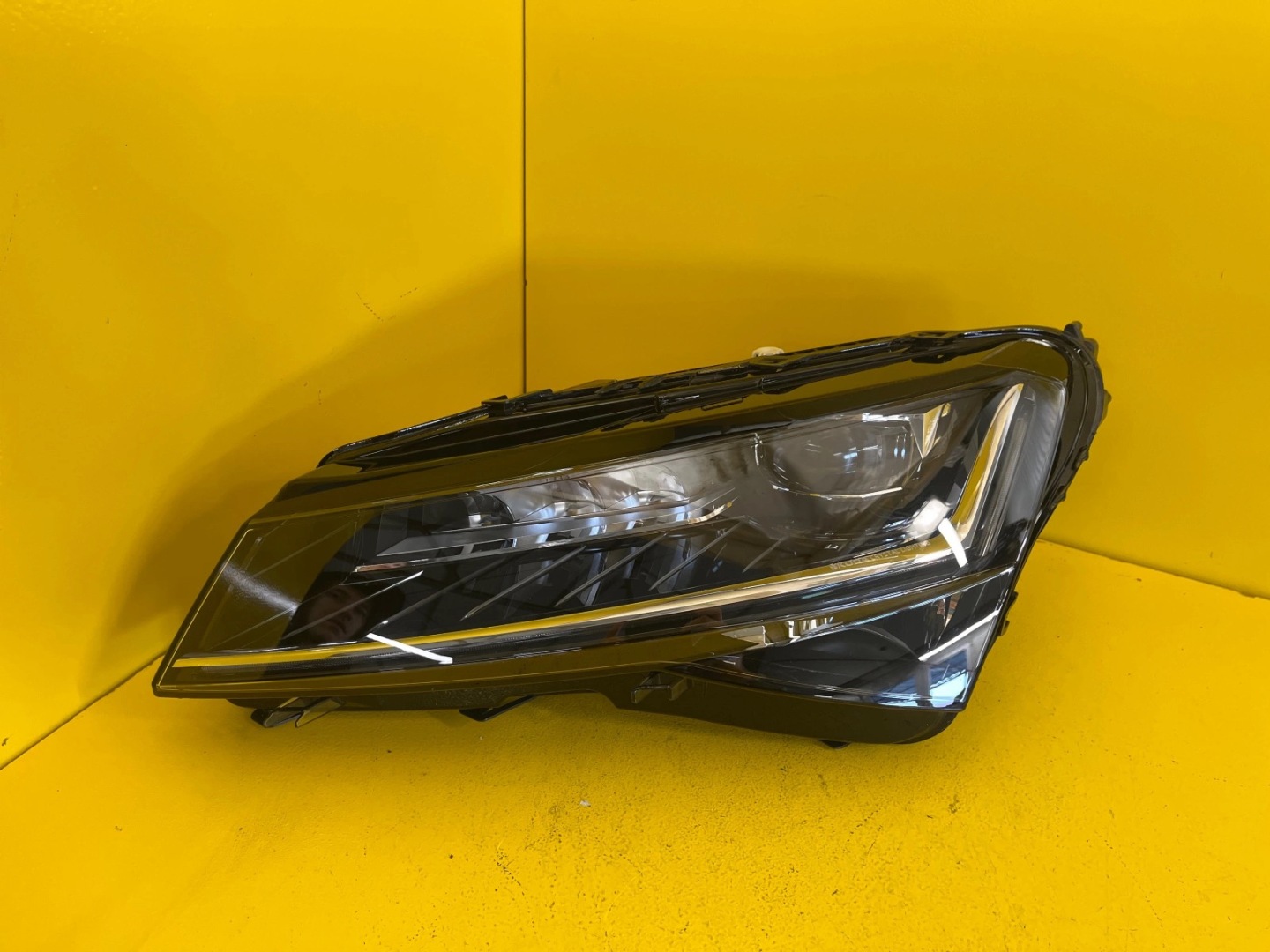 light left Skoda SUPERB 3 LIFT 2019- FULL LED