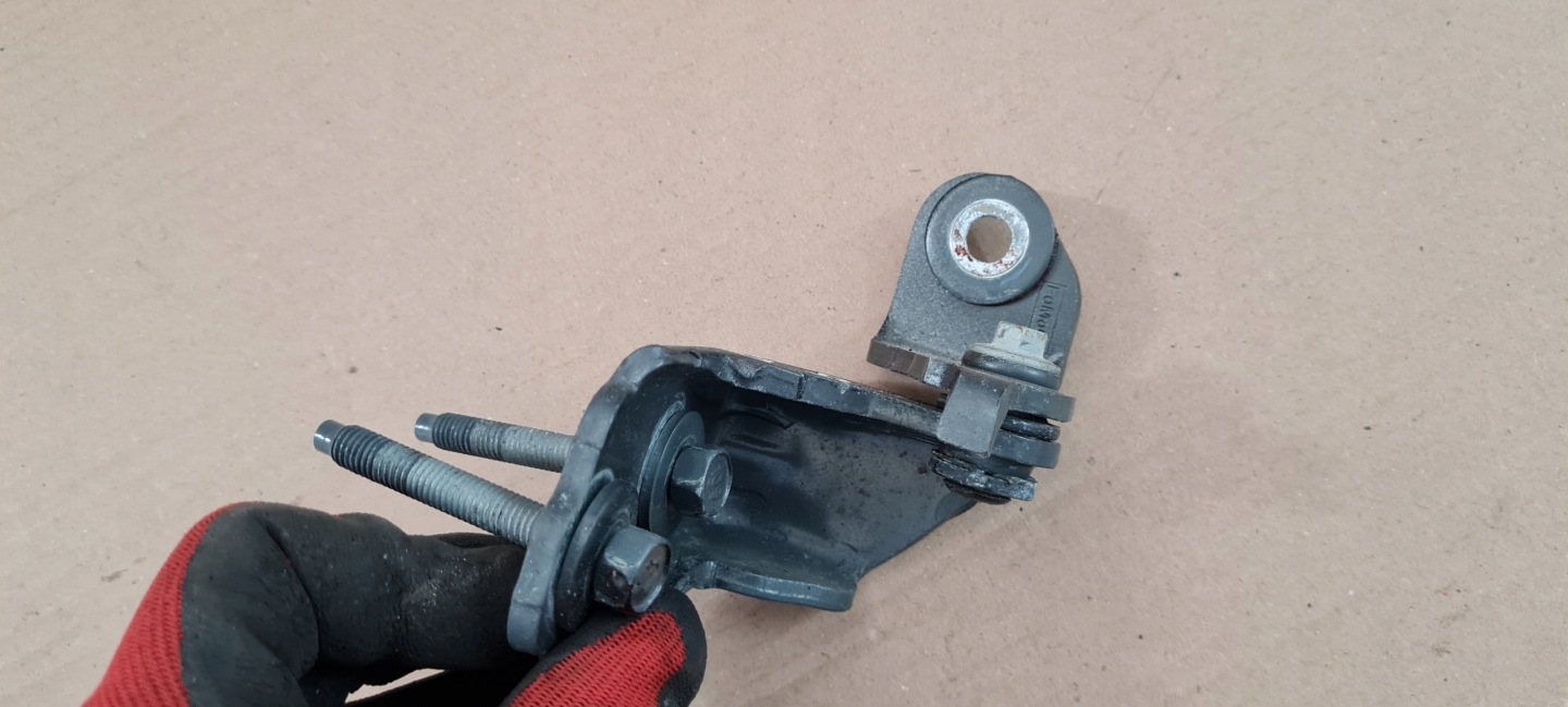 MUSTANG VI LIFT GT hinge door left front lower J7