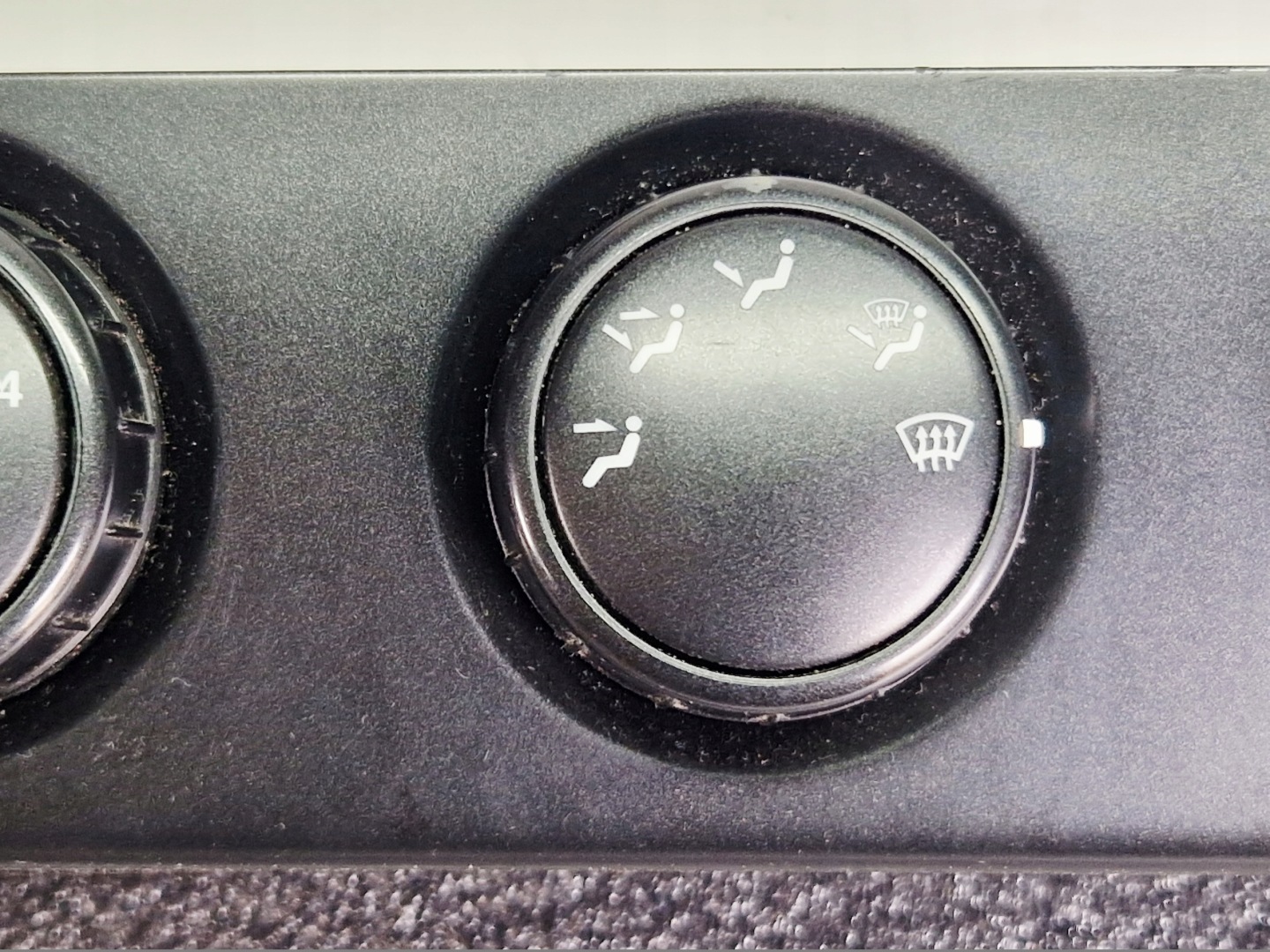 SSANGYONG ACTYON PANEL rešetka ventilacije prekidača klimatizacije 68700-31031