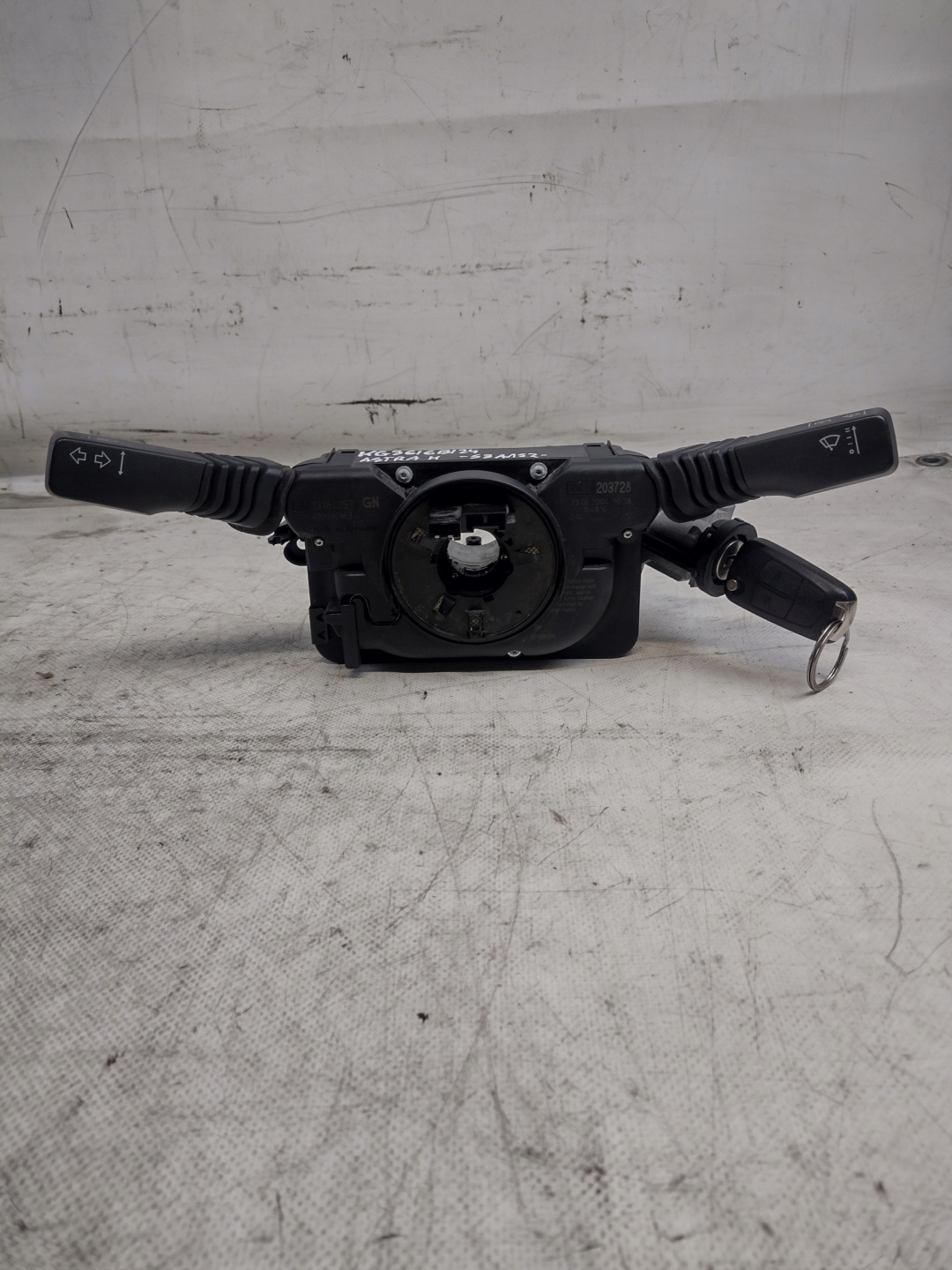 steering wheel levers and controls ignition key Opel Astra H 13184057GN