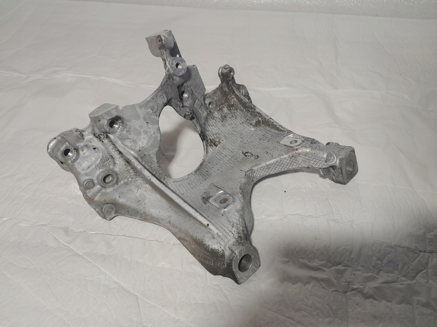 AUDI A4 B9 LIFT support bracket of the engine 8W0399296E