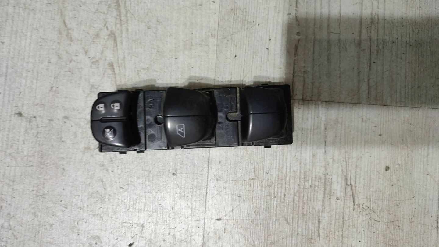 Nissan Qashqai 16r 1.5dci front side left button of the window windows