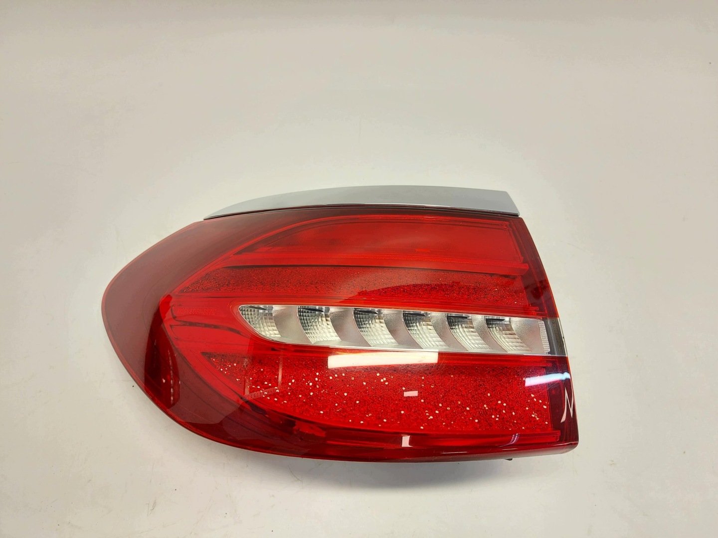 MERCEDES W213 E300de Kombi light rear part left fender
