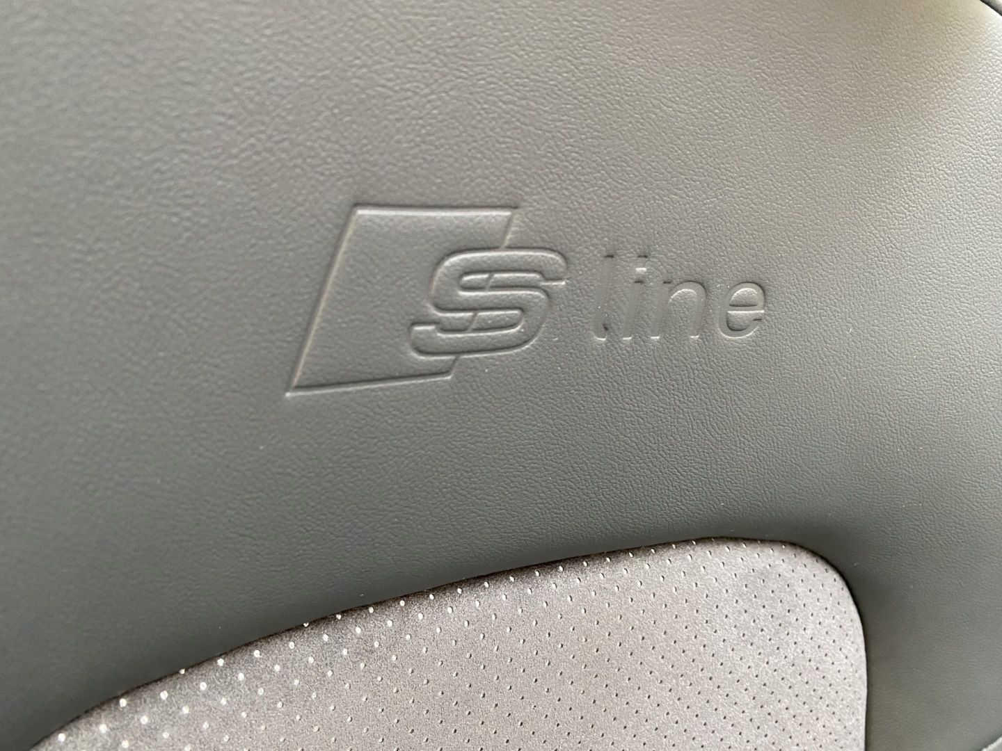 AUDI Q3 8U SLINE SKORY Sitze