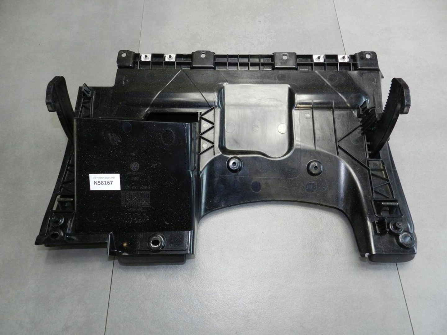 Volkswagen Phaeton passenger compartment below steering wheel, 3D1857505G