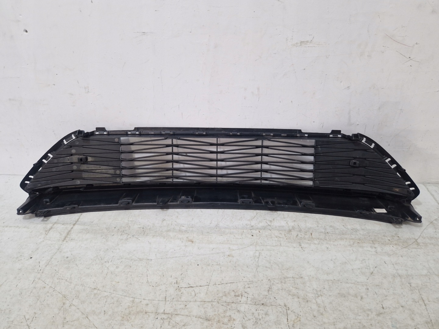 KIA CEED III LIFT - grid central of a bumper front 86560-J7DA0