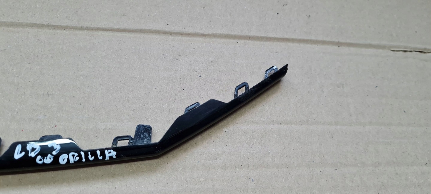 AUDI Q3 83A DEKOR cap GRILLA SLINE left side OD ZNACZKA 83A853651B