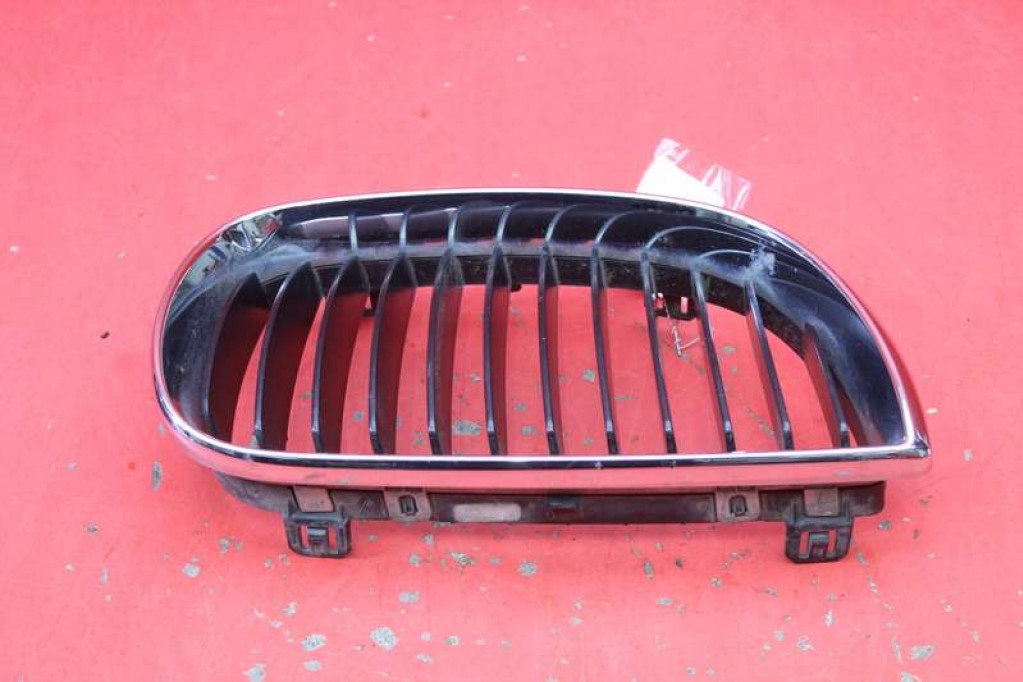 maska bubreg desna crna 70771309 BMW E87 04-07