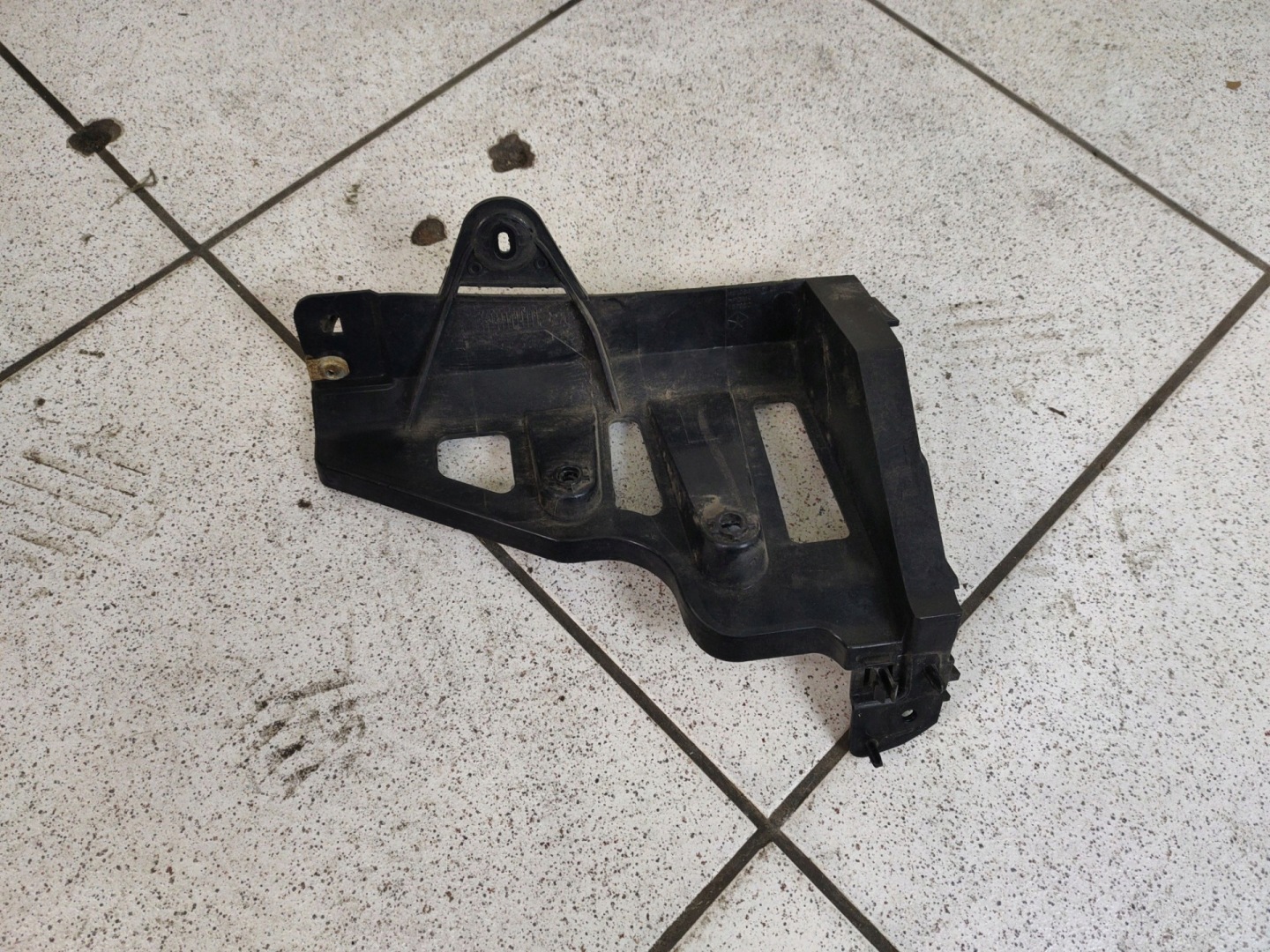 Support Support plaque Pare choc Arrière Gauche Bouche buse Jeep Cherokee 5 2014 68138417AC
