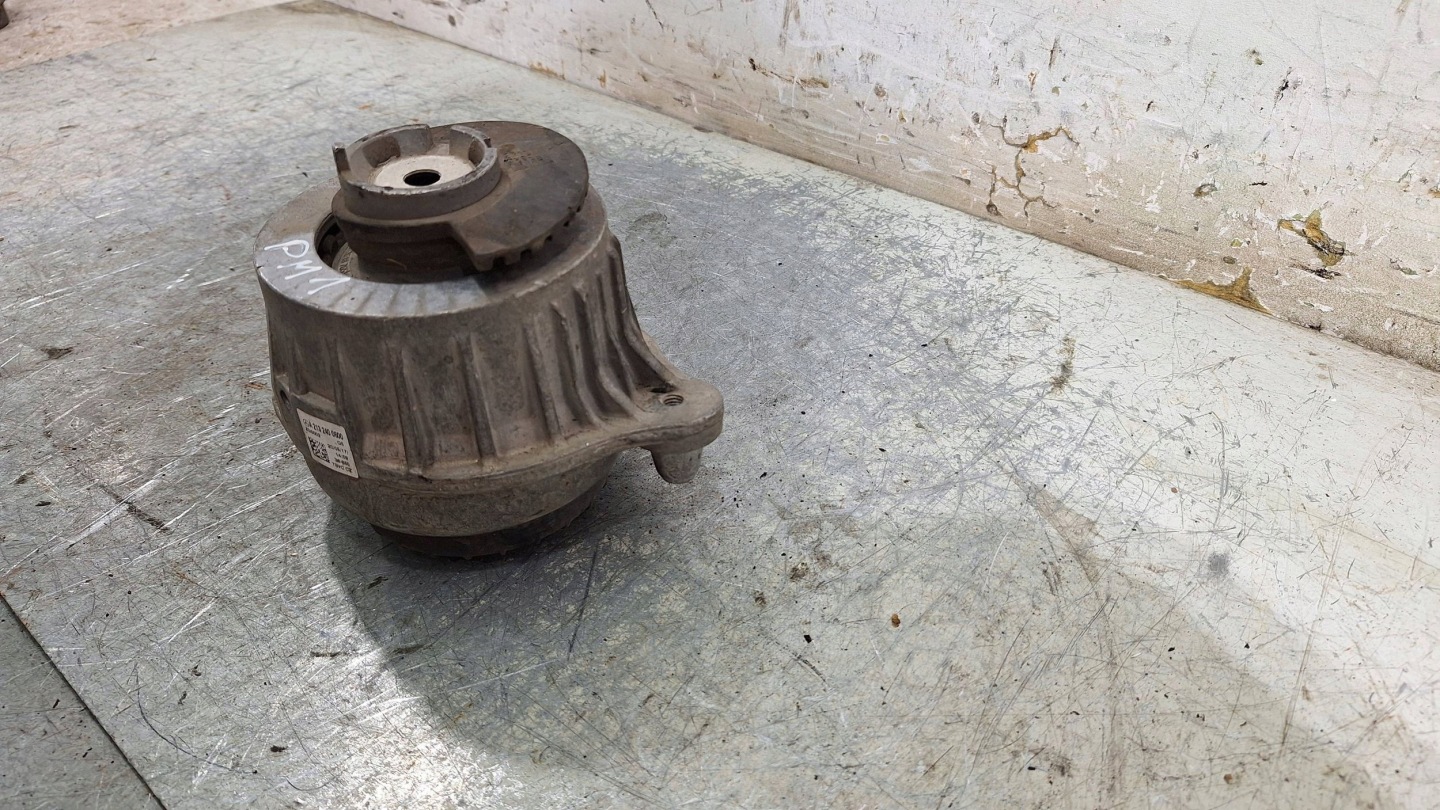 engine mount right A2132400600 MERCEDES W213