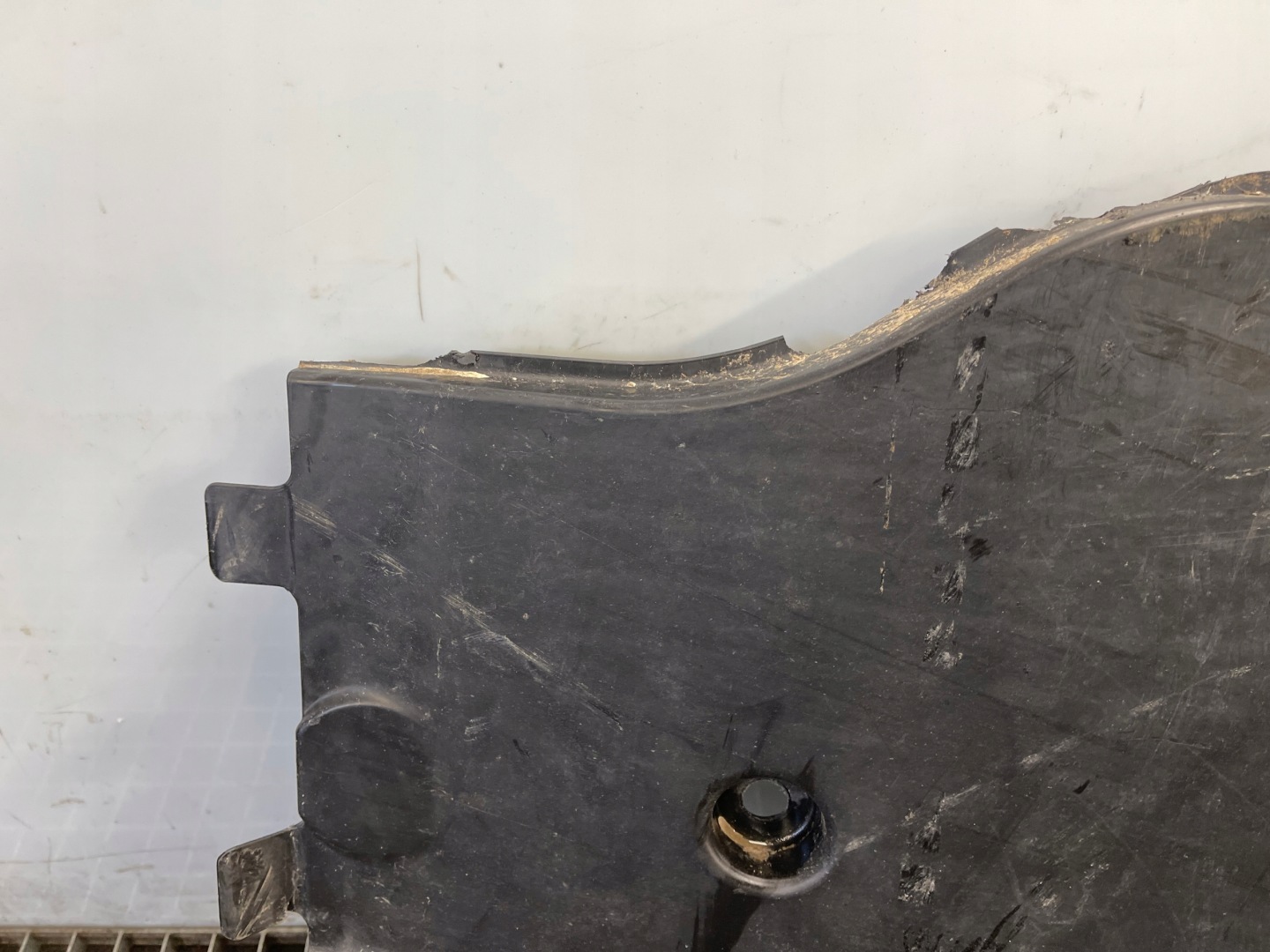 VW PASSAT B8 cover chassis right 3Q0825102F