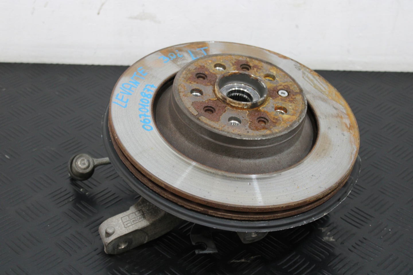 swing left rear part left rear MASERATI LEVANTE M161 067010877