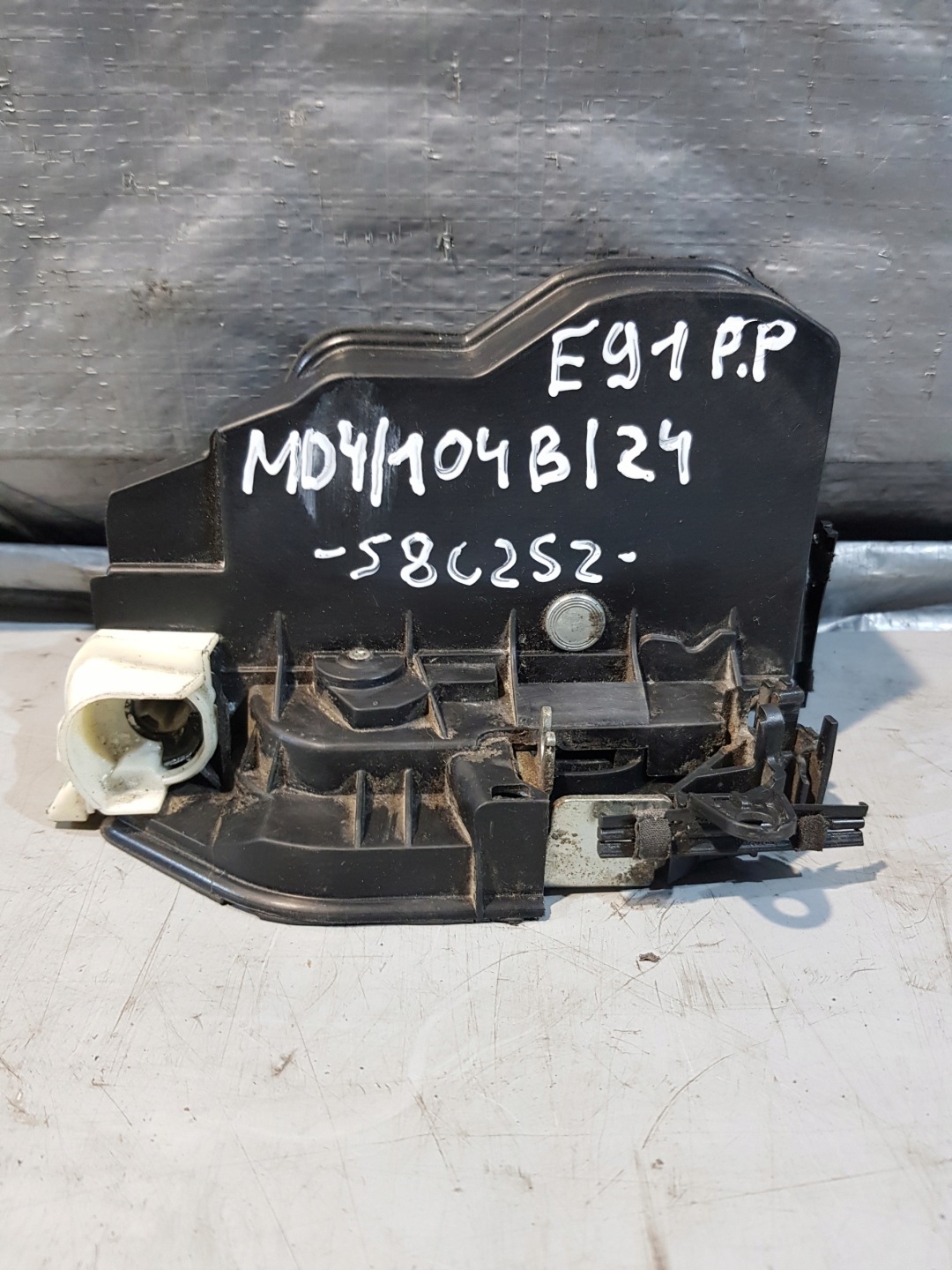 lock door right front front BMW E91 7202144 A053702 UK 7PIN