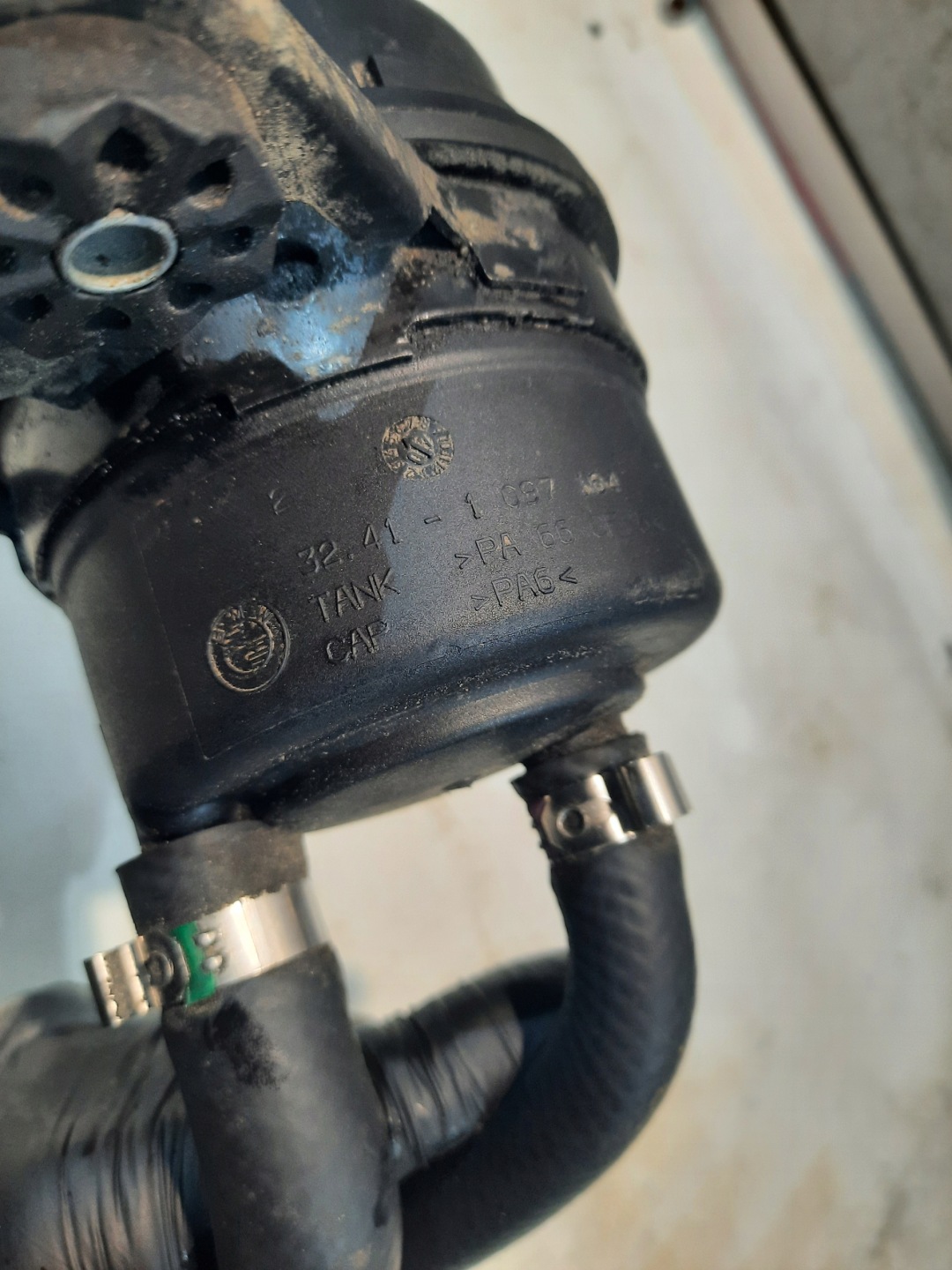 boca serva BMW E90 2.0D 32411097164
