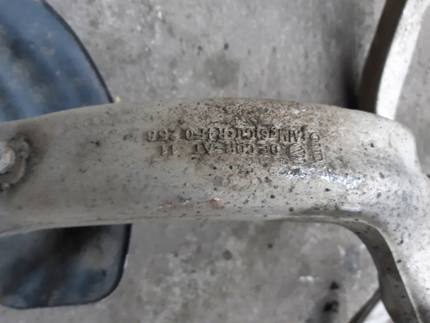 AUDI A6 C6 swing right front right front 4F0258