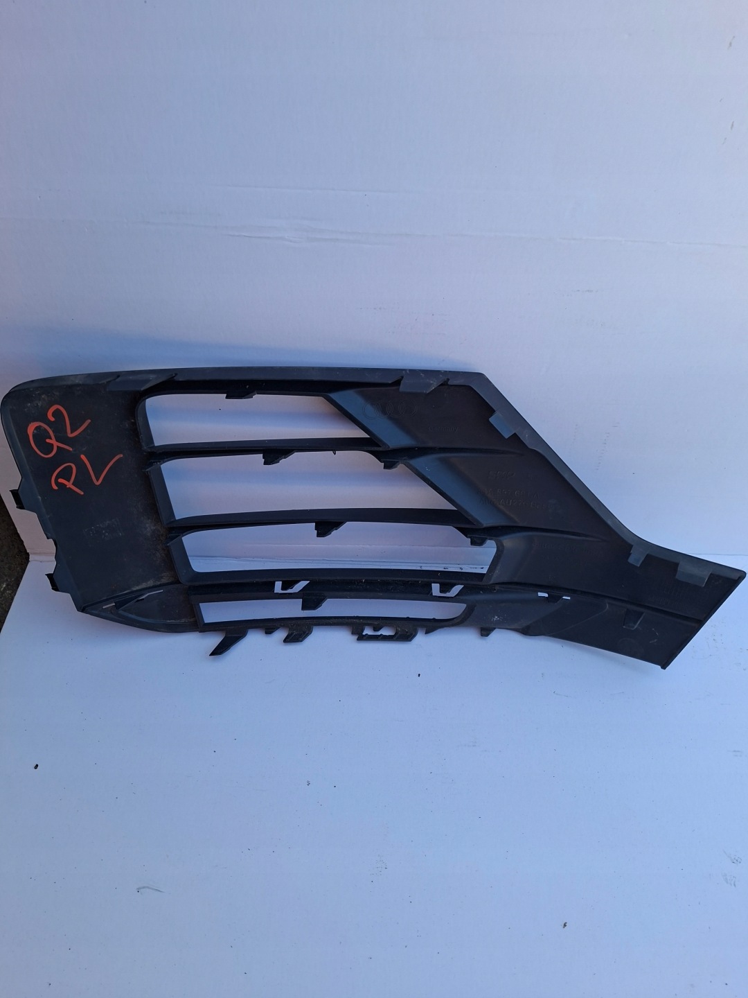 grid of a bumper left front AUDI Q2 81A 81A807681A
