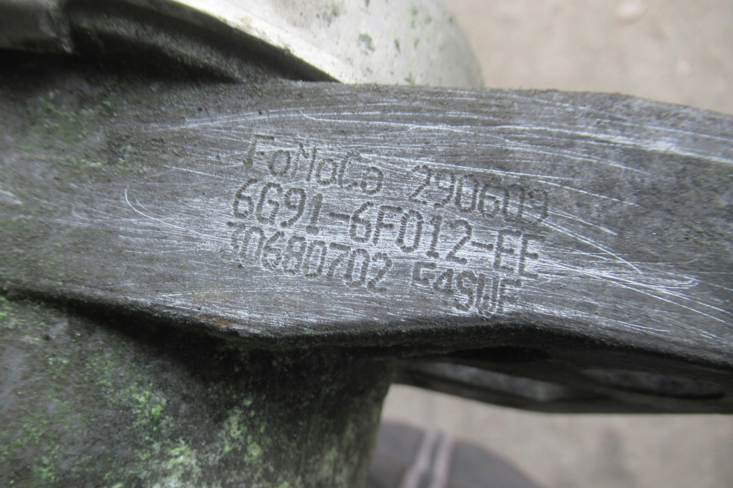 VOLVO V70 2.0 D 09R engine mount right 30680702