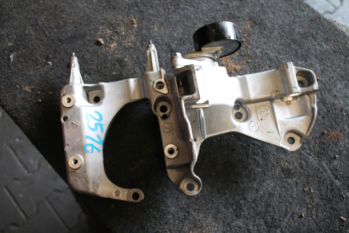 2516. support PEUGEOT CITROEN 9852550580