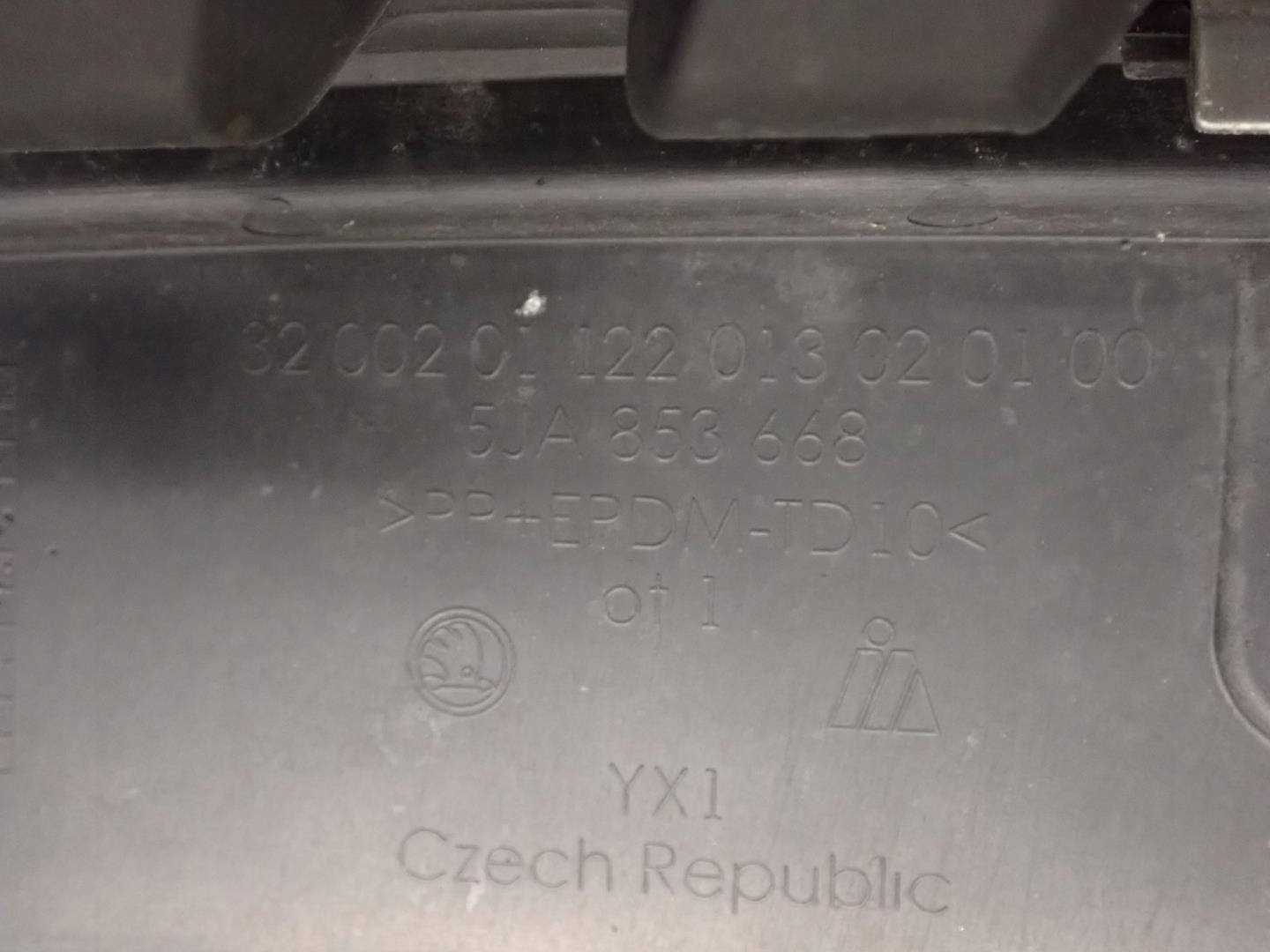 grille SKODA RAPID 2012- 5JA853668
