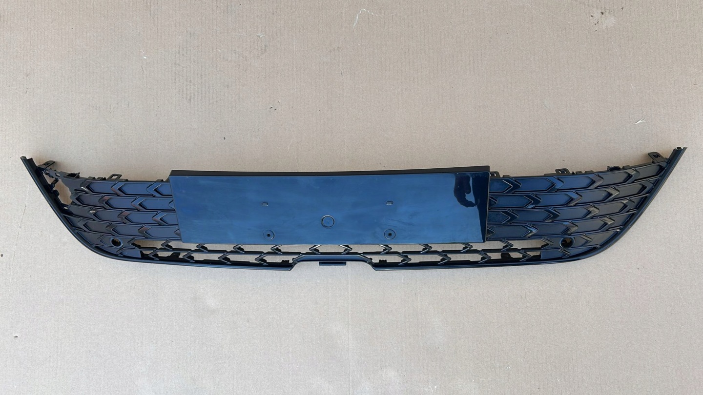 grid of a bumper central front front TOYOTA COROLLA E21 23- LIFT KOMBI