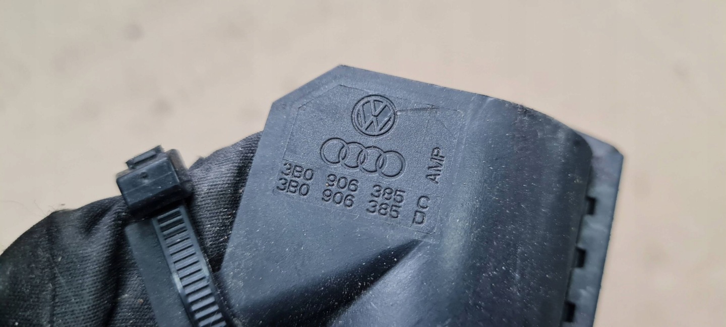 Audi A3 S3 8V connecting spoiler KOSTKA ZLACZE 3B0906385C