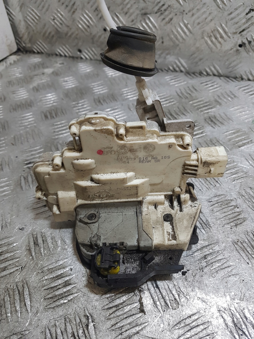lock door CENTRALNY right rear part rear AUDI A4 B7 7 PIN